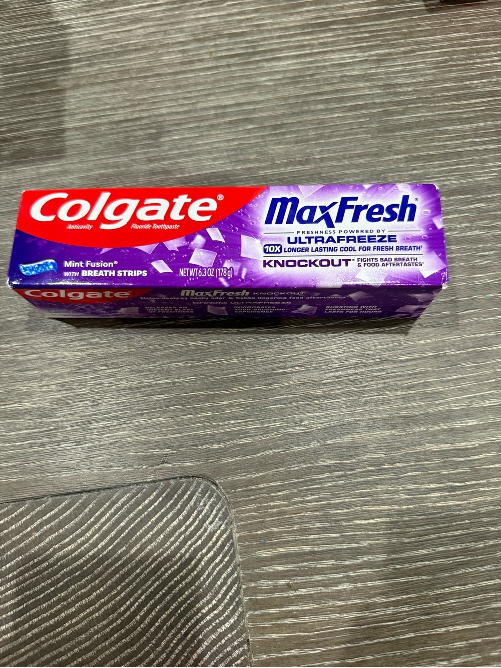 Colgate MaxFresh ultra freeze Mint Fusion with breath strips Toothpaste